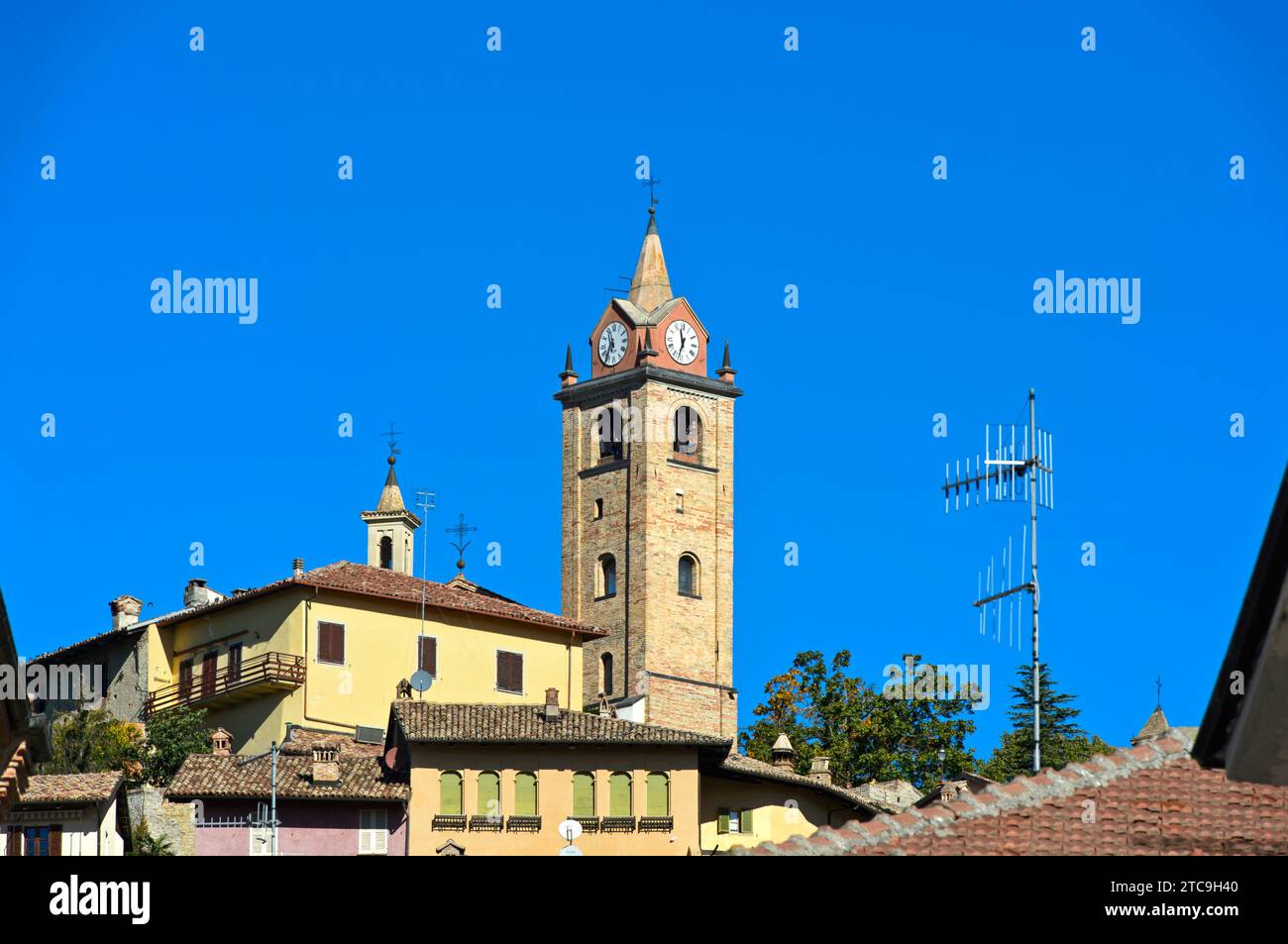Der Glockenturm erhebt sich über der Altstadt von Monforte D'Alba, Piemont, Italien Stockfoto