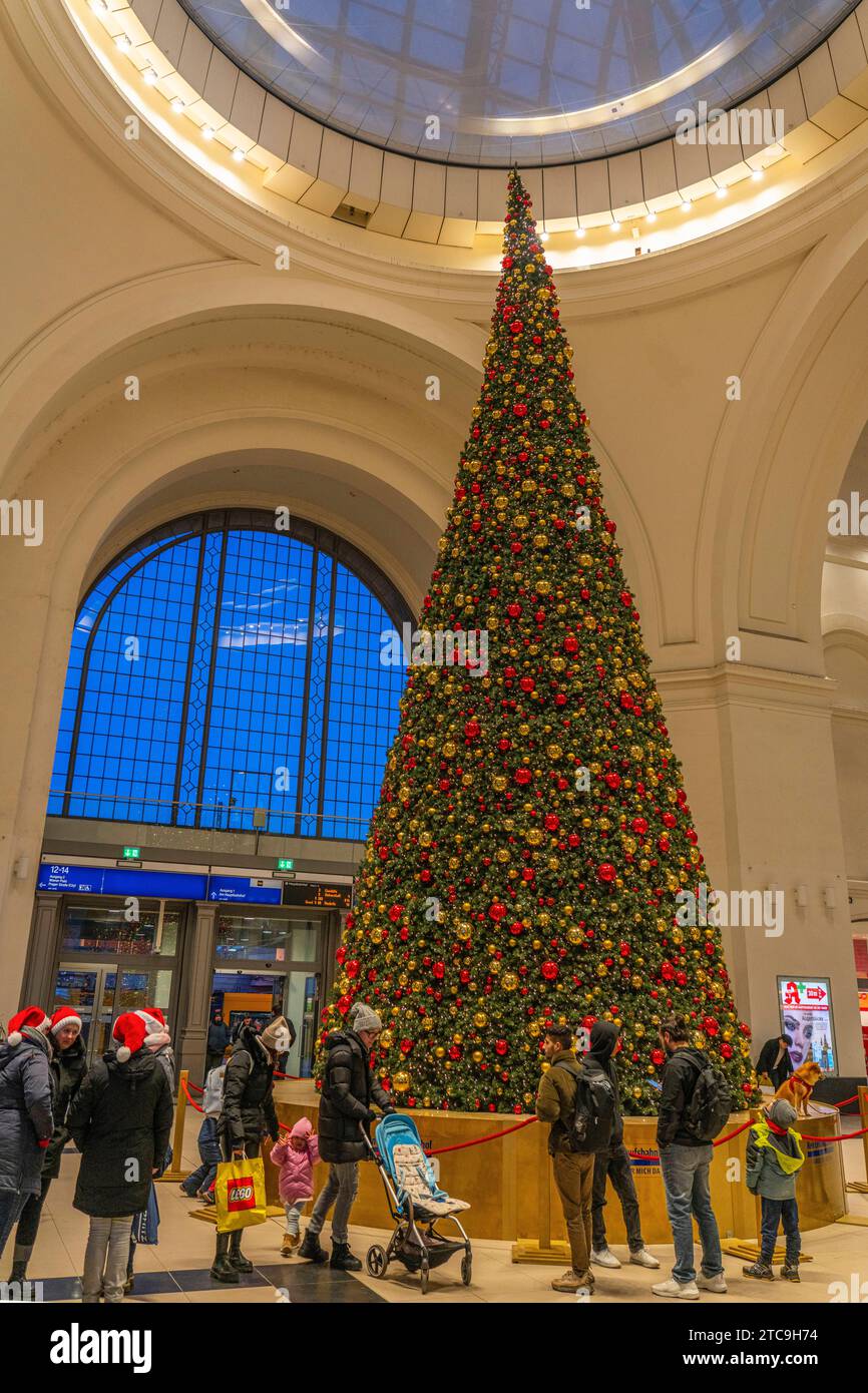 Ein großer geschmückter Weihnachtsbaum in der Halle des Hauptbahnhofes in Dresden. *** Ein großer geschmückter Weihnachtsbaum im Saal des Dresdner Hauptbahnhofs Credit: Imago/Alamy Live News Stockfoto