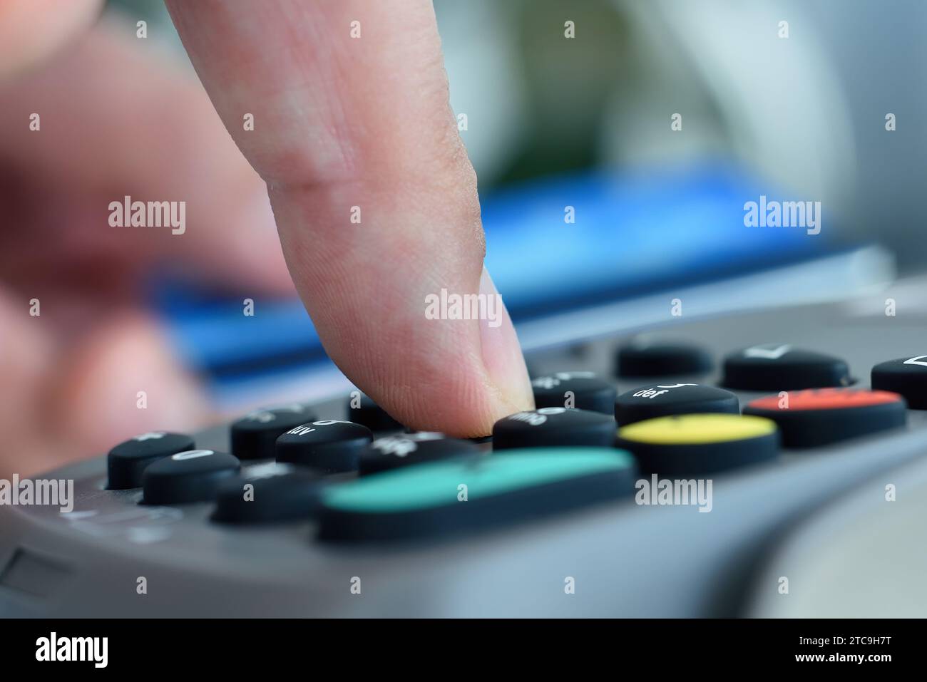 Fingerrad zeigt den PIN-Code an der Klemme an. Transaktionszahlung und Einkaufskonzept. Nahaufnahme Stockfoto