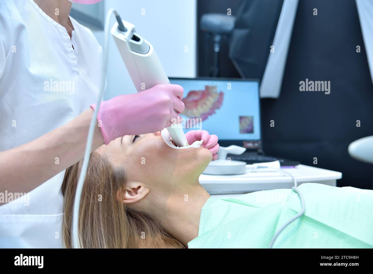 Zahnarztscanner mit zahnärztlichem 3D-Scanner und Bildschirm mit 3D-Kiefer-Scan. Gesundheitswesen und Stomatologie ñoncept Stockfoto