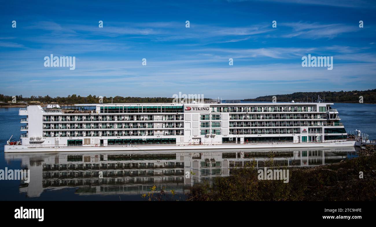 Natchez, Mississippi -- 29. November 2023. Foto von einem Wikingerschiff auf dem Mississippi. Stockfoto