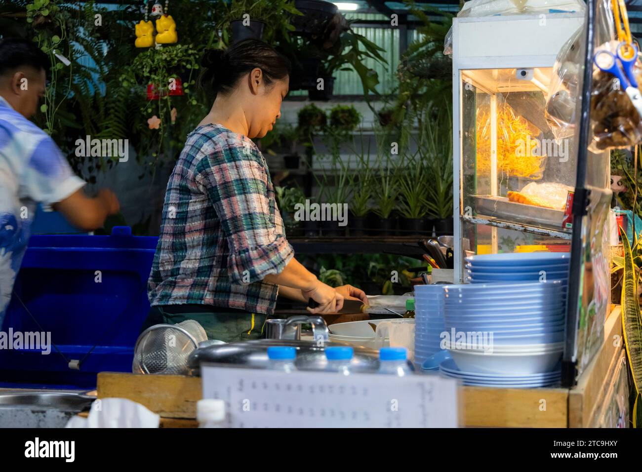 Kleines Restaurant in der Nähe des Yamo Markts, Frau kocht, Nakhon Ratchasima, Isan, Thailand, Südostasien, Asien Stockfoto