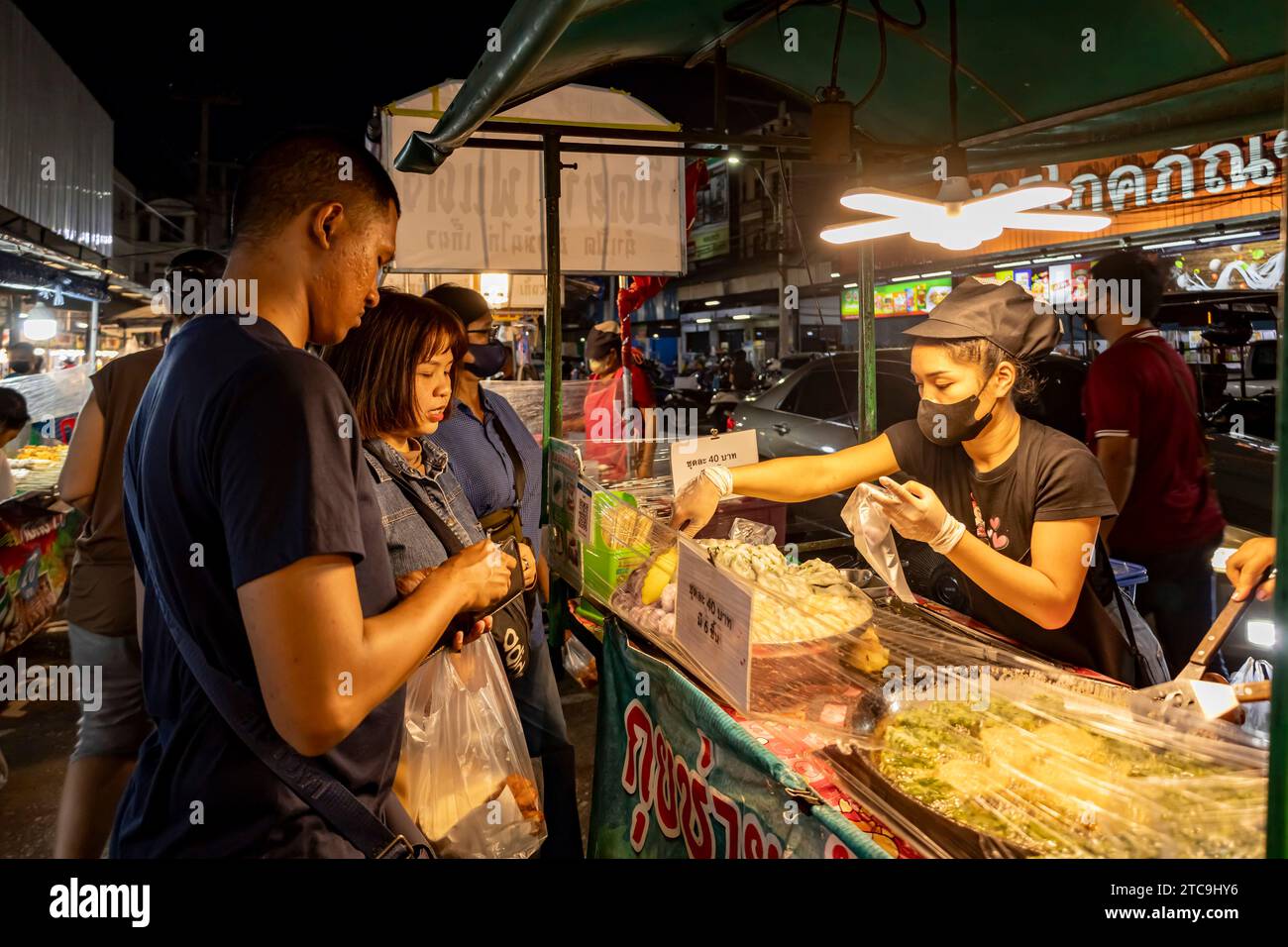 Food Court of Yamo Market, Stände des Nachtmarktes, Nakhon Ratchasima, Isan, Thailand, Südostasien, Asien Stockfoto