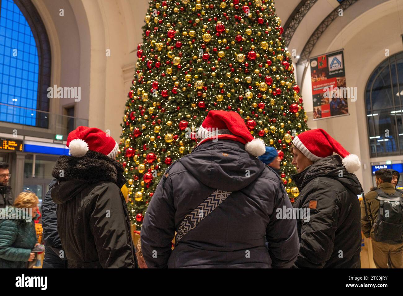 Ein großer geschmückter Weihnachtsbaum in der Halle des Hauptbahnhofes in Dresden. *** Ein großer geschmückter Weihnachtsbaum im Saal des Dresdner Hauptbahnhofs Credit: Imago/Alamy Live News Stockfoto