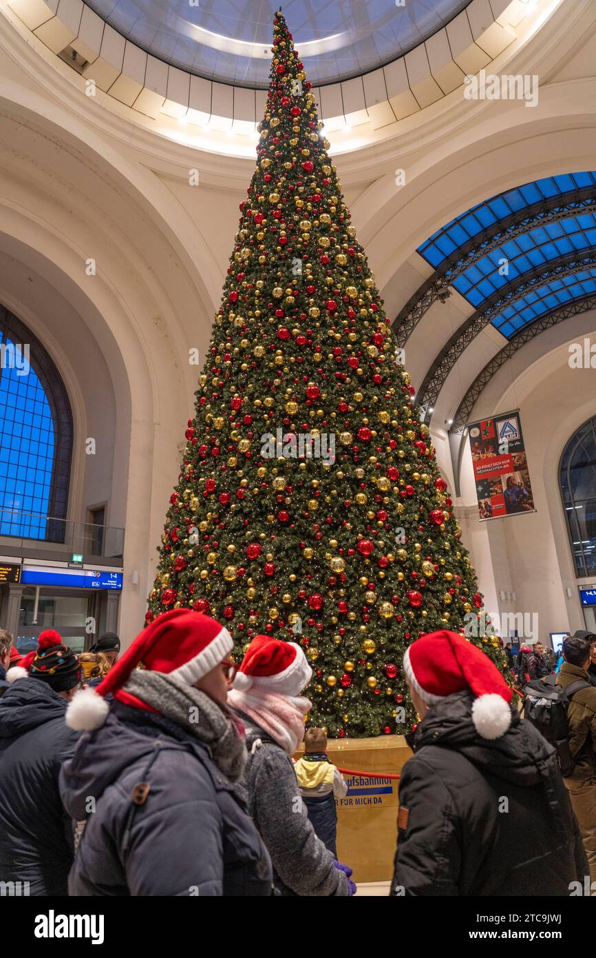 Ein großer geschmückter Weihnachtsbaum in der Halle des Hauptbahnhofes in Dresden. *** Ein großer geschmückter Weihnachtsbaum im Saal des Dresdner Hauptbahnhofs Credit: Imago/Alamy Live News Stockfoto