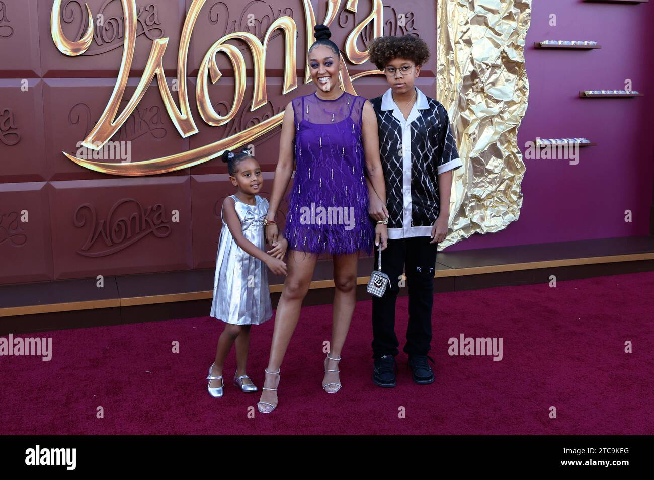 TIA Mowry mit Cairo Hardrict und Cree Taylor Hardrict bei der Premiere des Kinofilms 'Wonka' im Regency Village Theatre. Los Angeles, 10.12.2023 Stockfoto