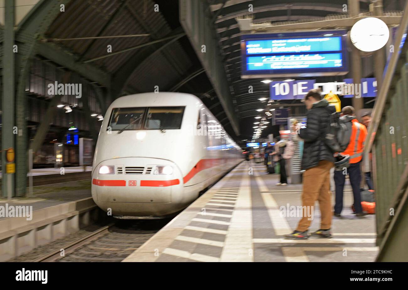 11.12.2023 Darmstadt Impressionen am Hauptbahnhof Darmstadt mit Zwischenhalt des ICE auf dem Weg nach Heidelberg und Karlsruhe Darmstadt Hessen Deutschland *** 11 12 2023 Darmstadt Impressionen am Darmstadt Hauptbahnhof mit ICE-Zwischenstopp auf dem Weg nach Heidelberg und Karlsruhe Darmstadt Hessen Deutschland Credit: Imago/Alamy Live News Stockfoto