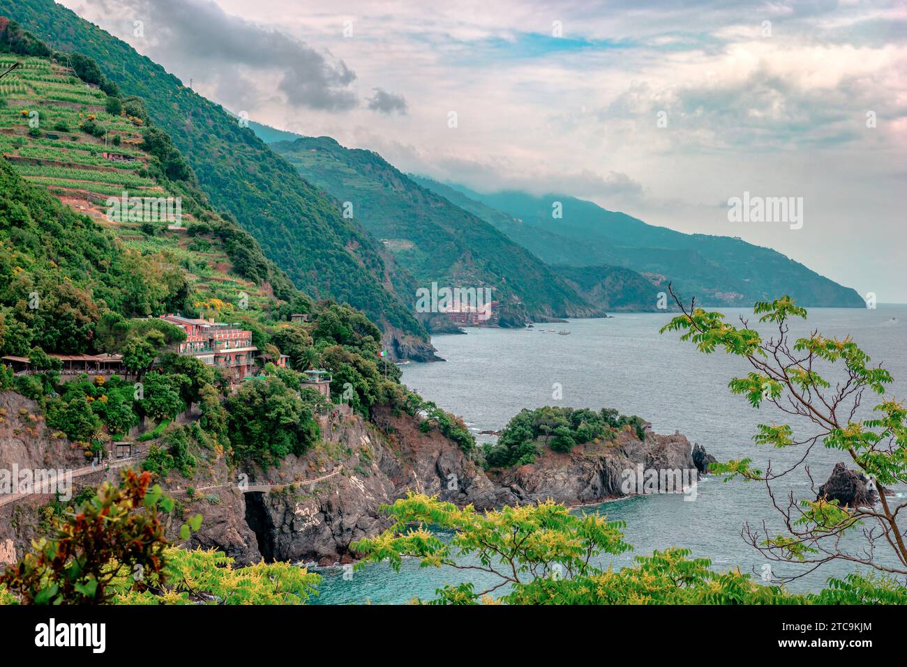 Die ligurische Küste von Cinque Terre in La Spezia, Italien an einem bewölkten Tag Stockfoto