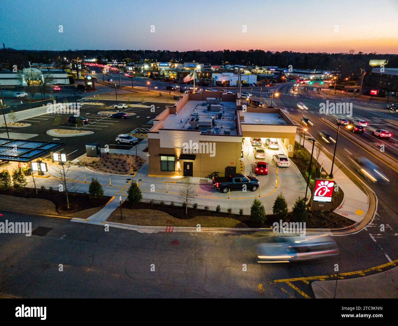 Chick-Fil-A Roswell Town Center in der Abenddämmerung. Stockfoto