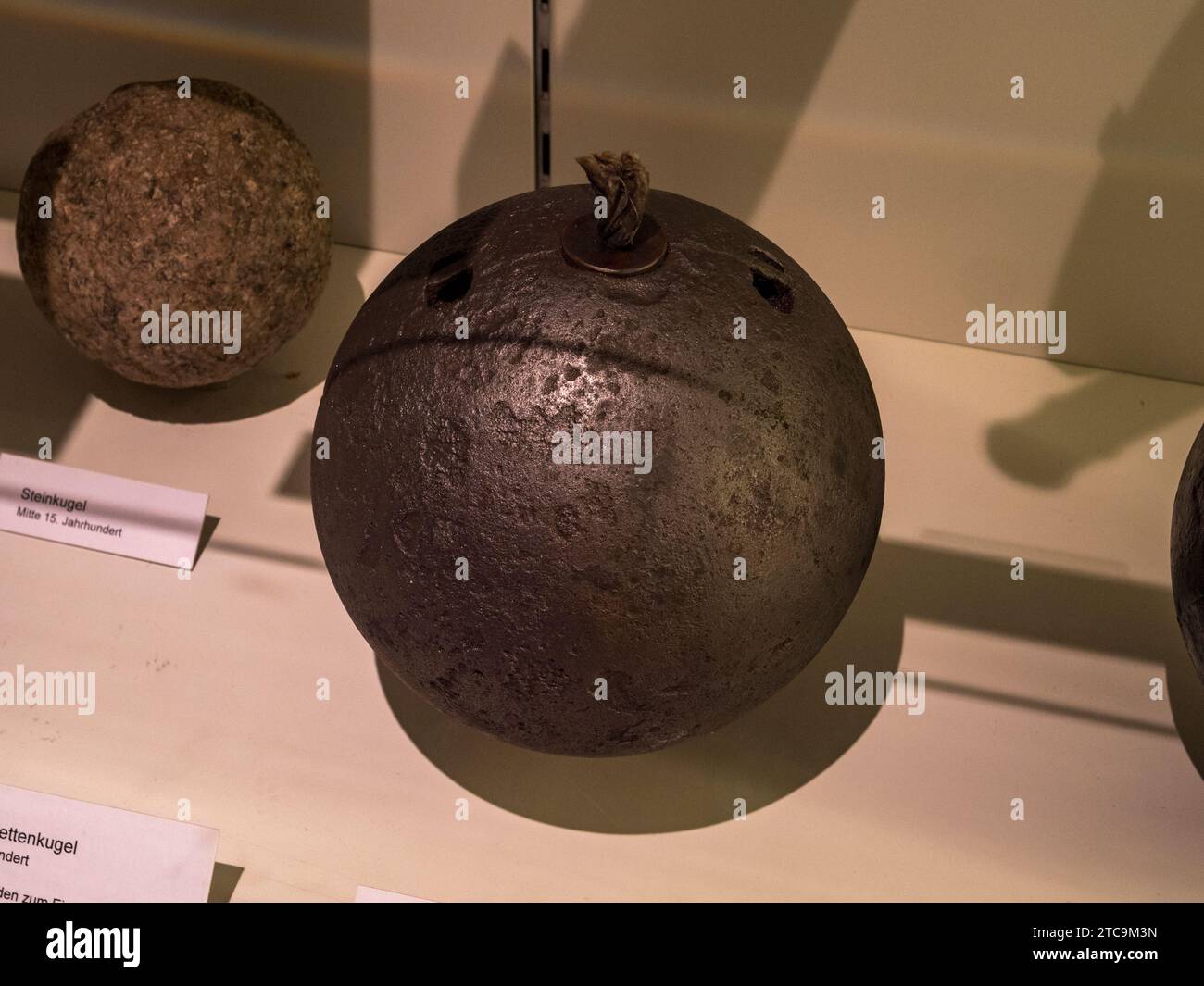 Eine 25lb Morserbombe aus dem 18. Jahrhundert im Internationalen Seeschifffahrtsmuseum in der HafenCity, Hamburg. Stockfoto