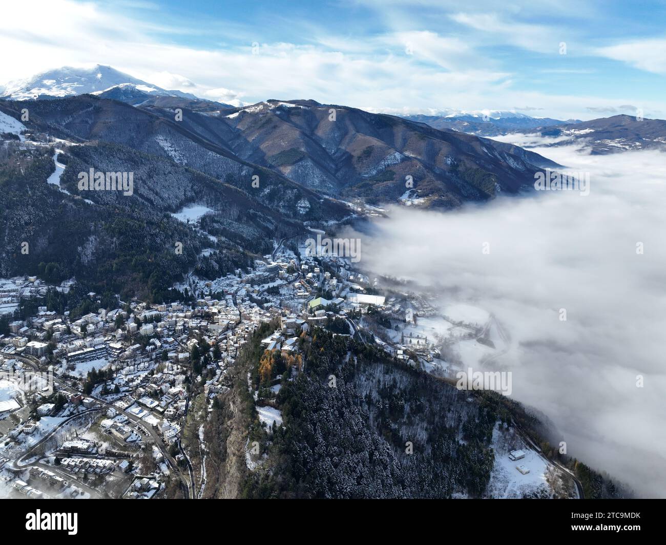 Eine beeindruckende Landschaft mit majestätischen Bergen und schneebedeckten Gipfeln, die den Horizont säumen Stockfoto