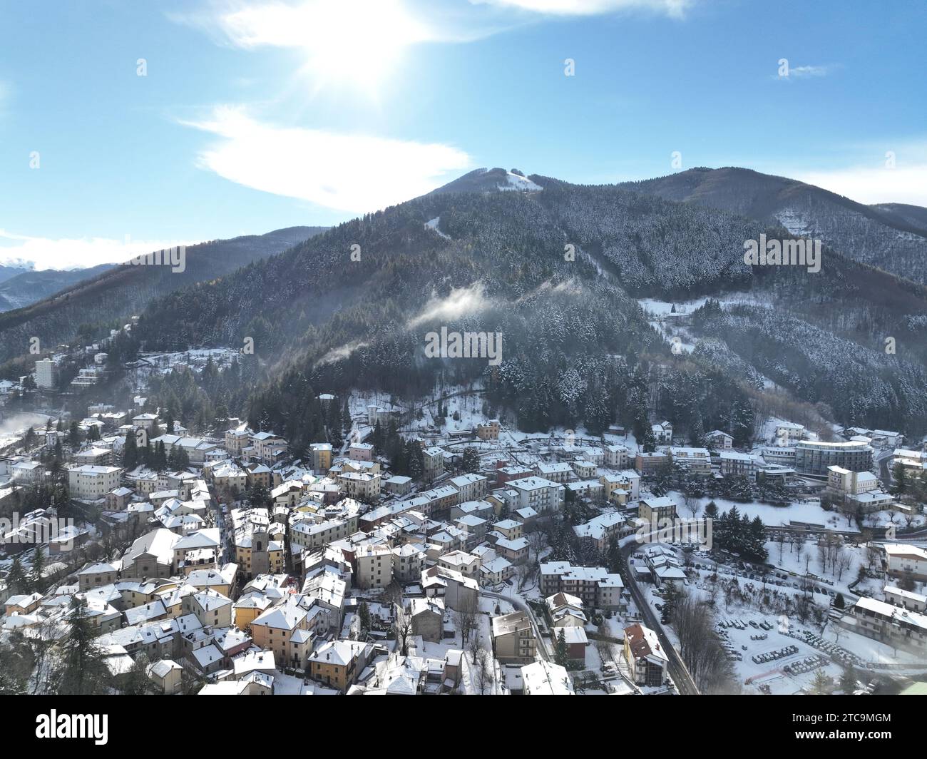 Ein Blick aus der Vogelperspektive auf eine malerische schneebedeckte Stadt auf einem Hügel im Winter Stockfoto