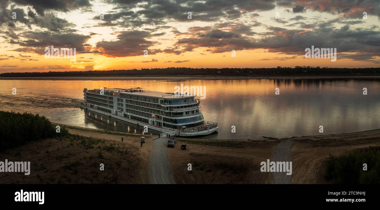 Vicksburg, MS - 25. Oktober 2023: Viking Mississippi dockte an der Bank an, als der Sonnenuntergang goldenes Licht auf das Boot und Reflexionen warf Stockfoto