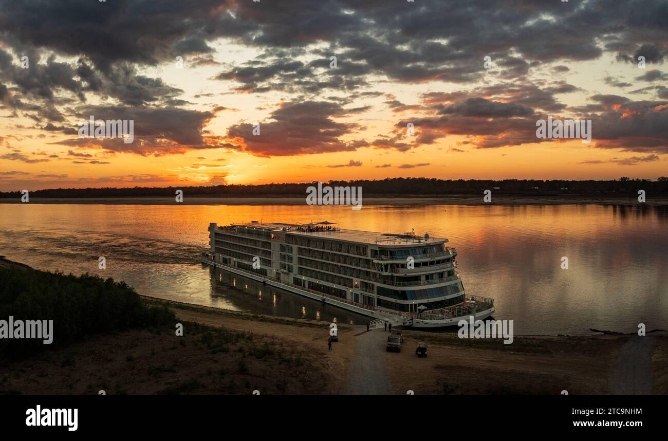 Vicksburg, MS - 25. Oktober 2023: Viking Mississippi dockte an der Bank an, als der Sonnenuntergang goldenes Licht auf das Boot und Reflexionen warf Stockfoto