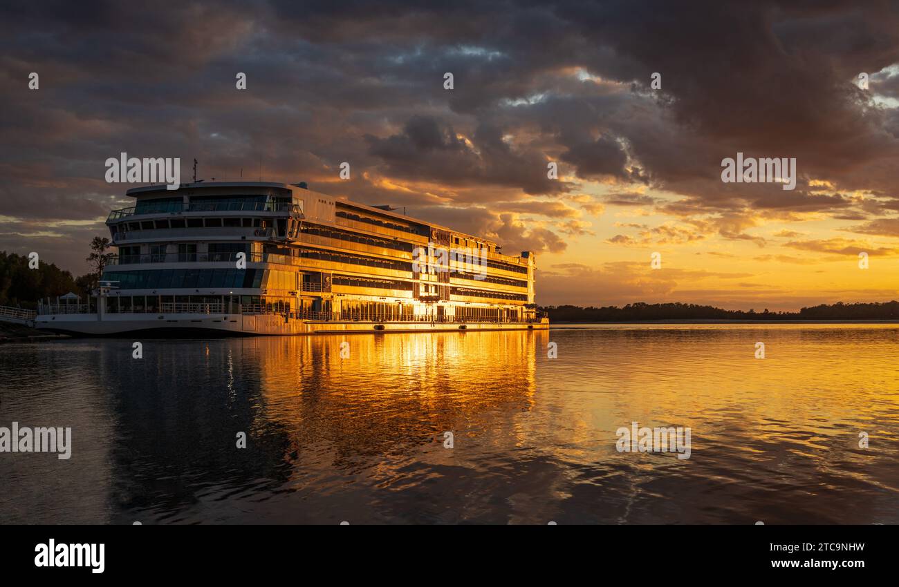 Vicksburg, MS - 25. Oktober 2023: Viking Mississippi dockte an der Bank an, als der Sonnenuntergang goldenes Licht auf das Boot und Reflexionen warf Stockfoto