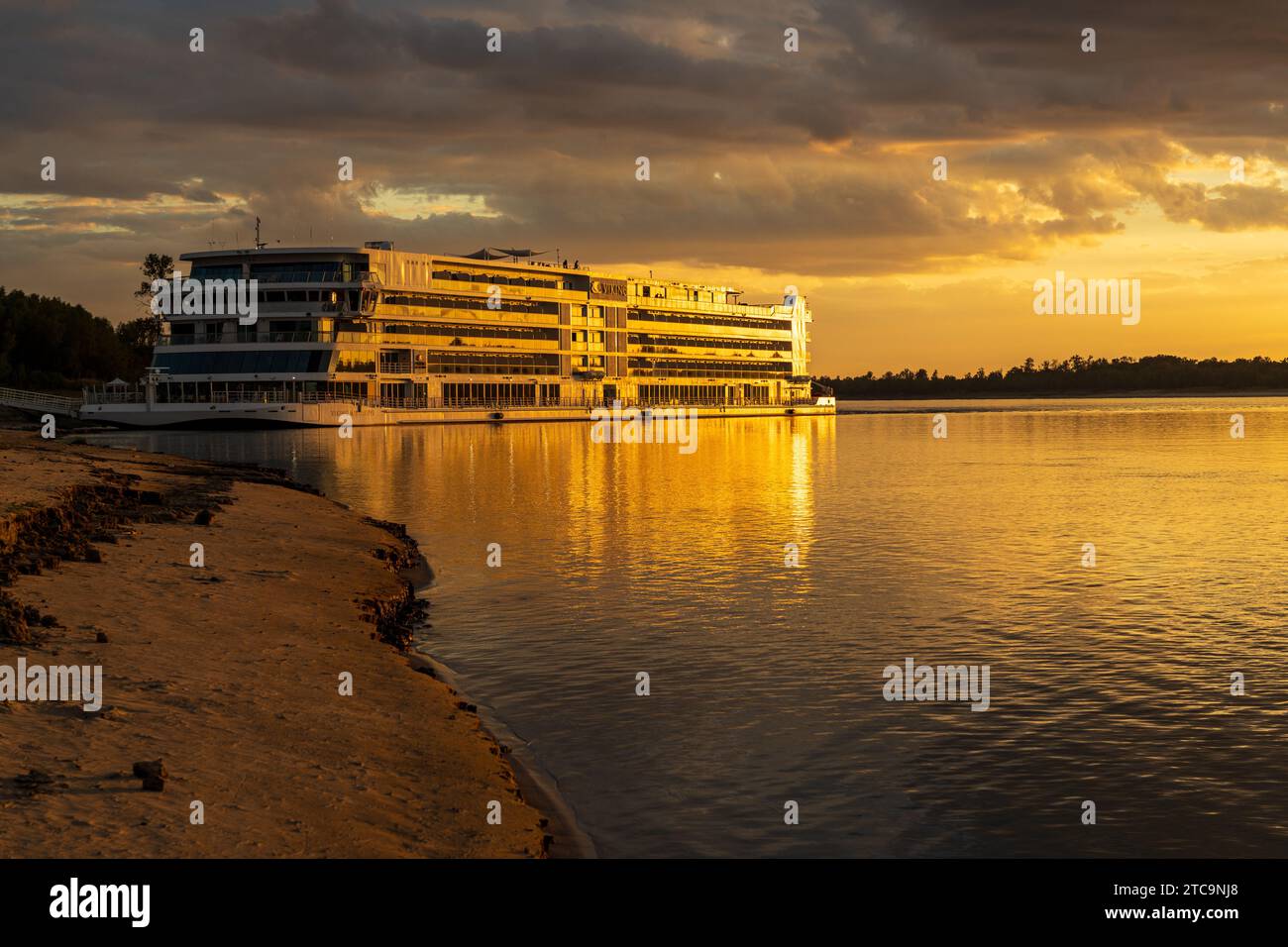 Vicksburg, MS - 25. Oktober 2023: Viking Mississippi dockte an der Bank an, als der Sonnenuntergang goldenes Licht auf das Boot und Reflexionen warf Stockfoto