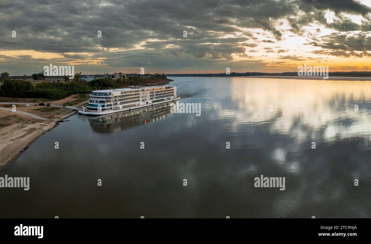 Vicksburg, MS - 25. Oktober 2023: Viking Mississippi dockte an der Bank an, als der Sonnenuntergang goldenes Licht auf das Boot und Reflexionen warf Stockfoto