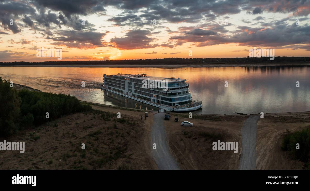 Vicksburg, MS - 25. Oktober 2023: Viking Mississippi dockte an der Bank an, als der Sonnenuntergang goldenes Licht auf das Boot und Reflexionen warf Stockfoto