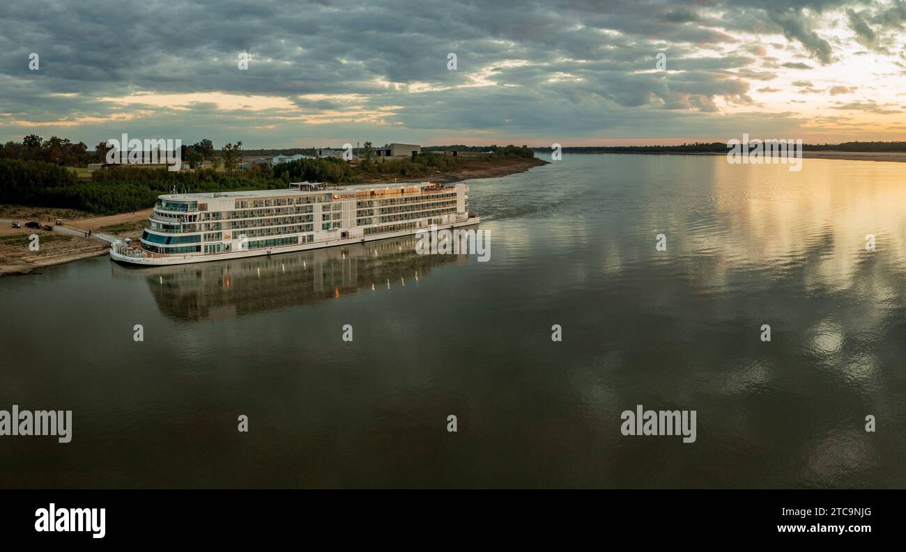 Vicksburg, MS - 25. Oktober 2023: Viking Mississippi dockte an der Bank an, als der Sonnenuntergang goldenes Licht auf das Boot und Reflexionen warf Stockfoto