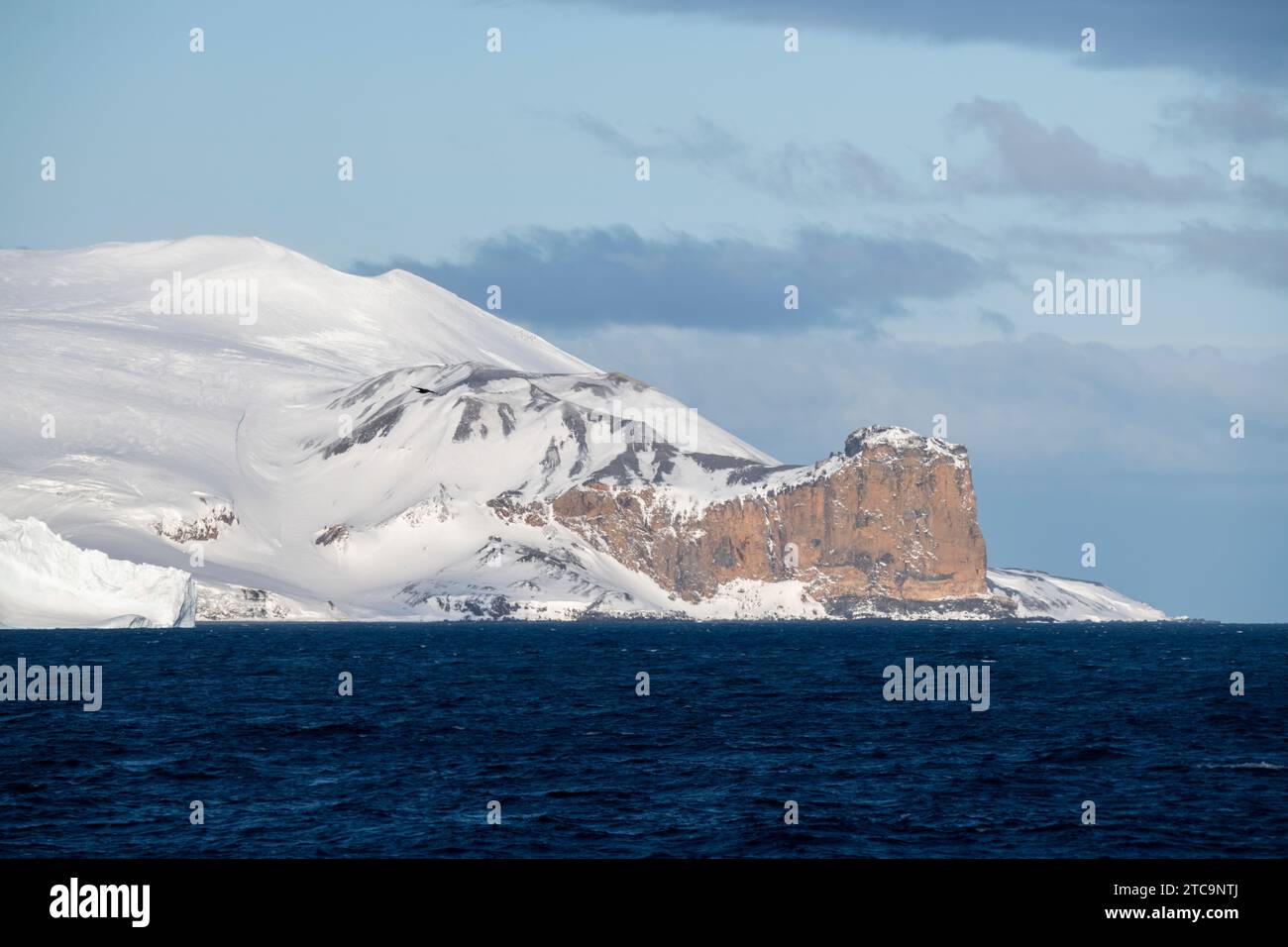 Antarktis, Süd-Shetland-Inseln, Drake Passage. Blick auf die Küste von Deception Island. Stockfoto