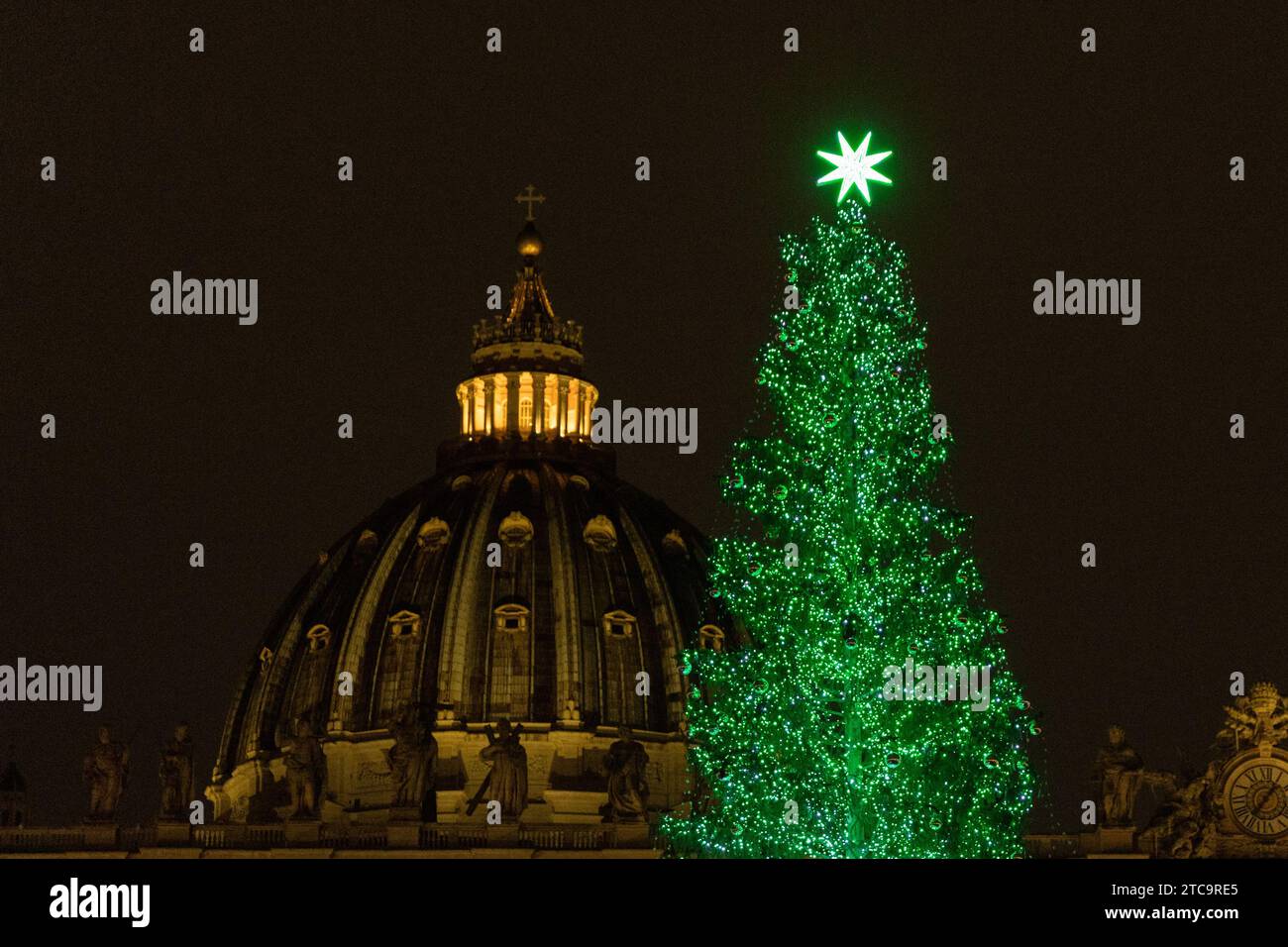 Rom, Italien. Dezember 2023. Detail des Weihnachtsbaums mit St. Peter's Dome in Rom (Foto: Matteo Nardone/Pacific Press/SIPA USA) Credit: SIPA USA/Alamy Live News Stockfoto