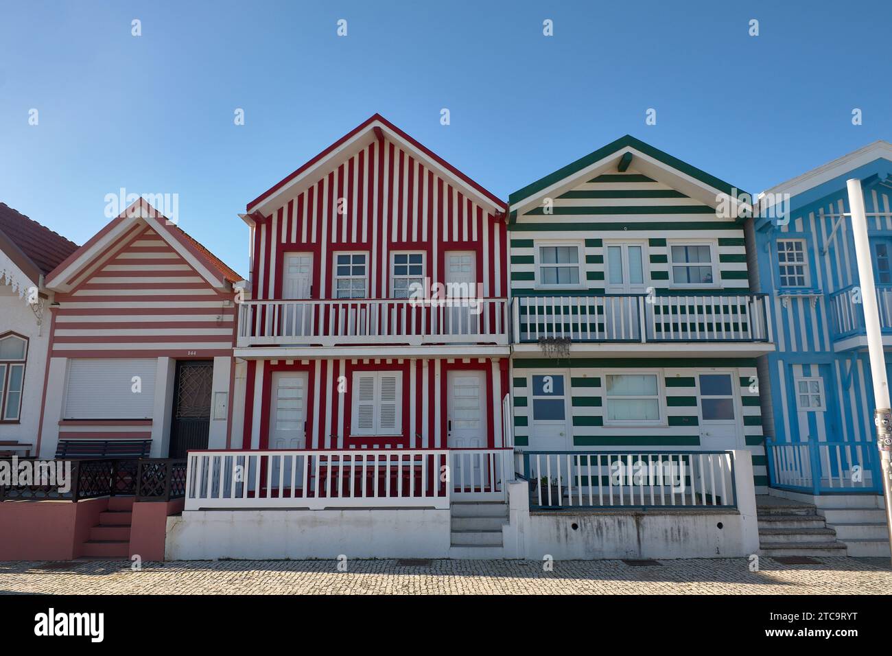 Las casas de colores de Costa Nova en Portugal que se les conoce como Palheiros. Los palheiros Era donde los marineros guardaban sus útiles de pesca. Stockfoto