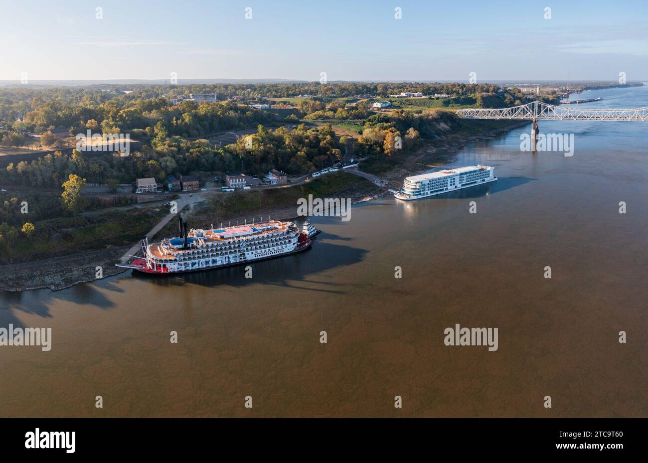 Natchez, MS - 26. Oktober 2023: Viking Mississippi Kreuzfahrtschiff und traditionelles American Queen Flussboot legen unter dem Hügel an Stockfoto