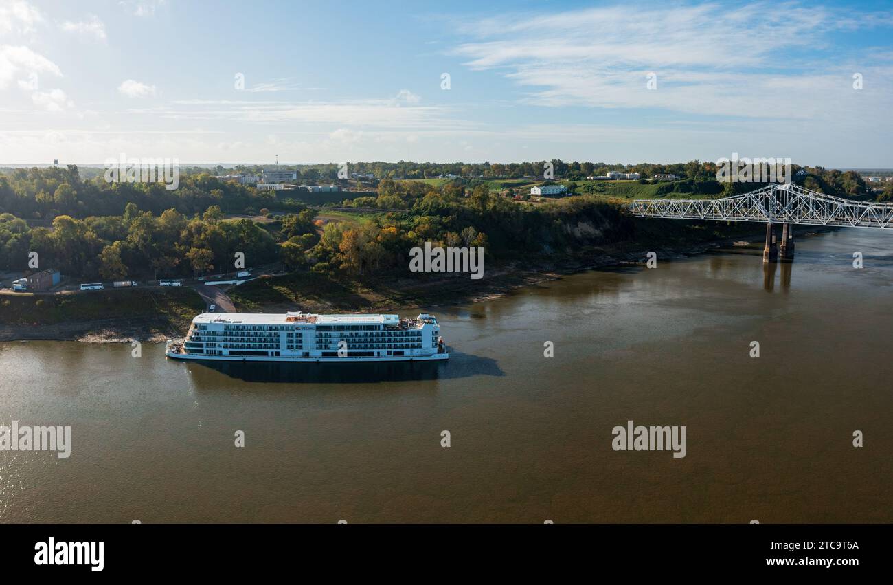 Natchez, MS - 26. Oktober 2023: Das Viking Mississippi-Kreuzfahrtschiff legte bei Niedrigwasser unter dem Hügel an Stockfoto