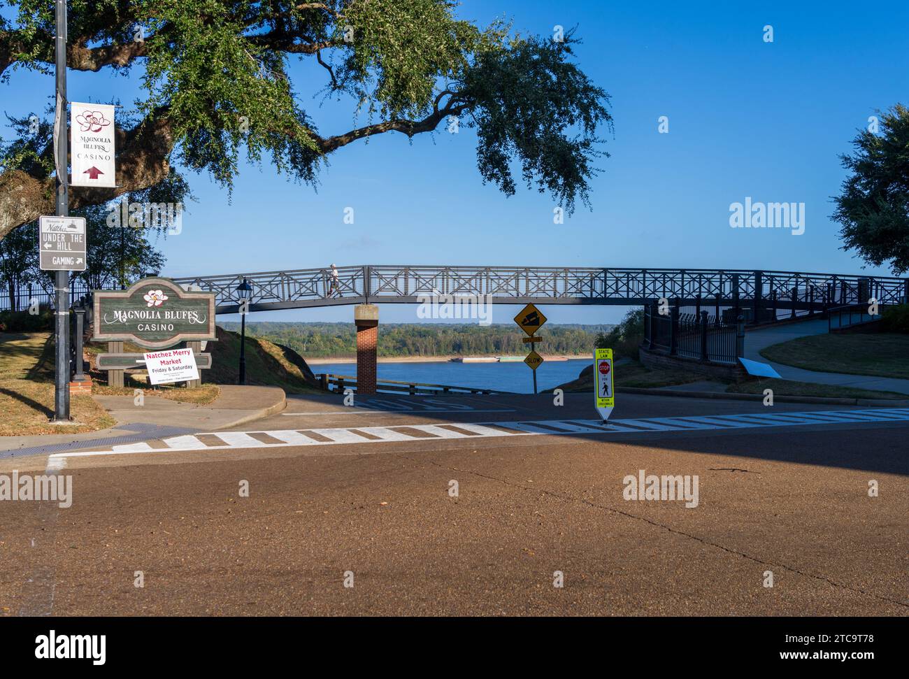 Natchez, MS - 26. Oktober 2023: Brücke der Seufzer über die Straße zum Magnolia Bluffs Casino am Mississippi River Stockfoto
