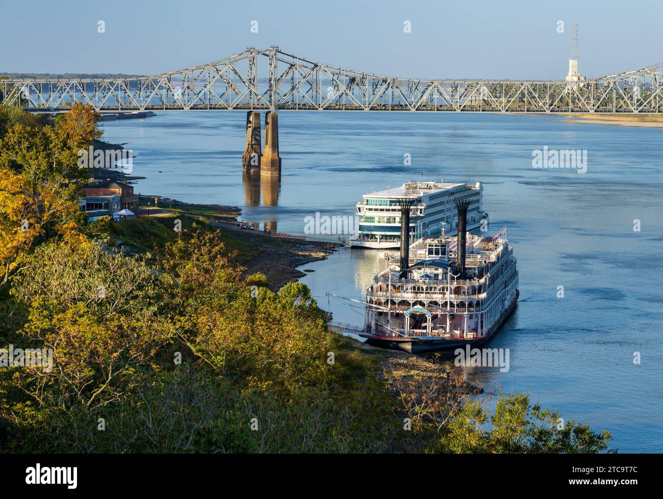 Natchez, MS - 26. Oktober 2023: Viking Mississippi Kreuzfahrtschiff und traditionelles American Queen Flussboot legen unter dem Hügel an Stockfoto