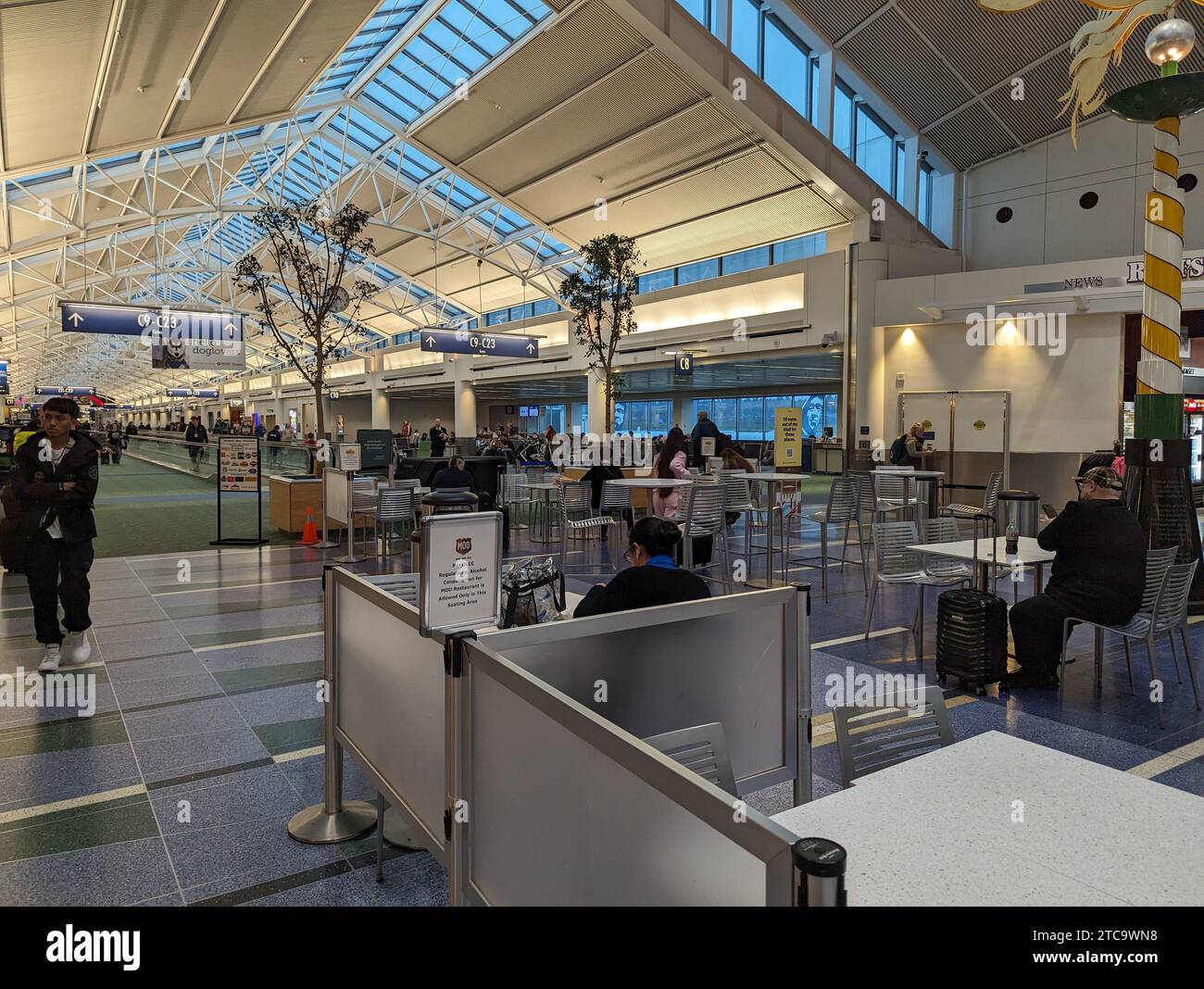 PORTLAND, USA - 12.10.2023: Flughafen Portland. Wartehalle. Stockfoto