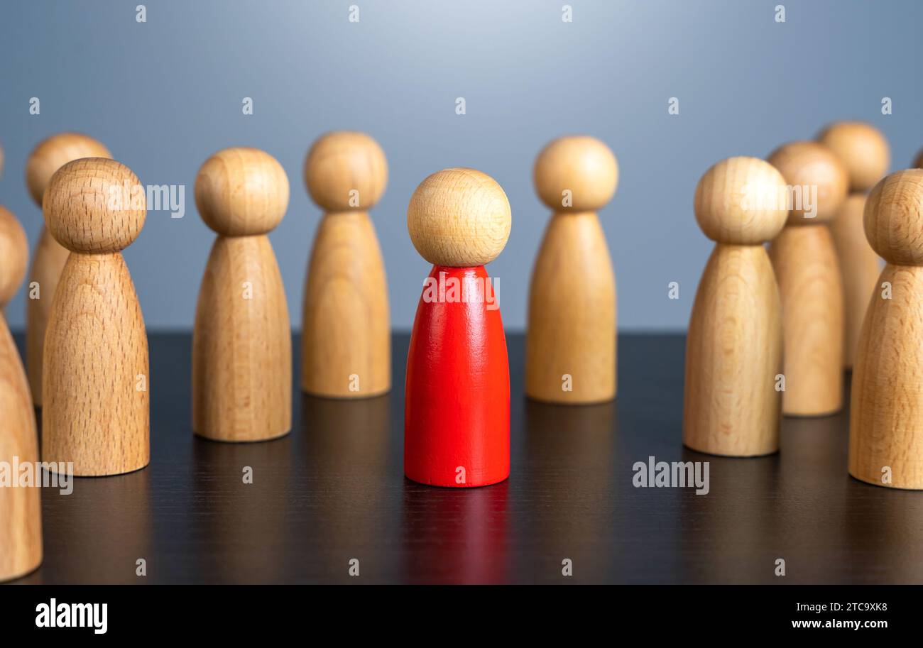 Sie stehen inmitten einer Menschenmenge heraus. Fremder, auffällig. Anders, speziell. Infizierte tragen die Gefahr der Ausbreitung einer Pandemie. Kollektive Immunität. Stockfoto