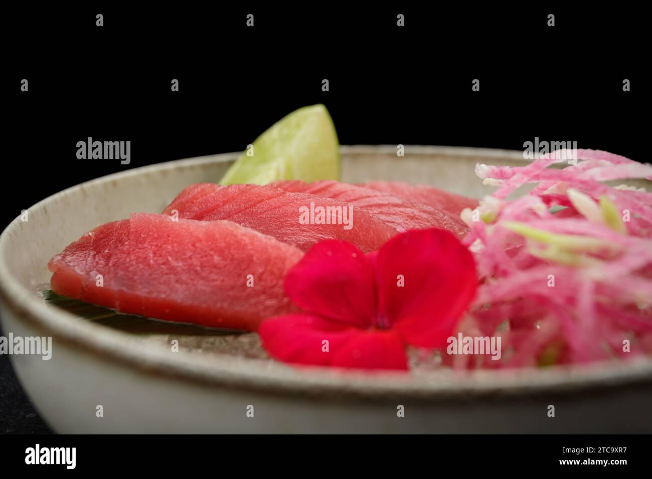 Thunfisch-Sashimi mit Limette und Eis Stockfoto
