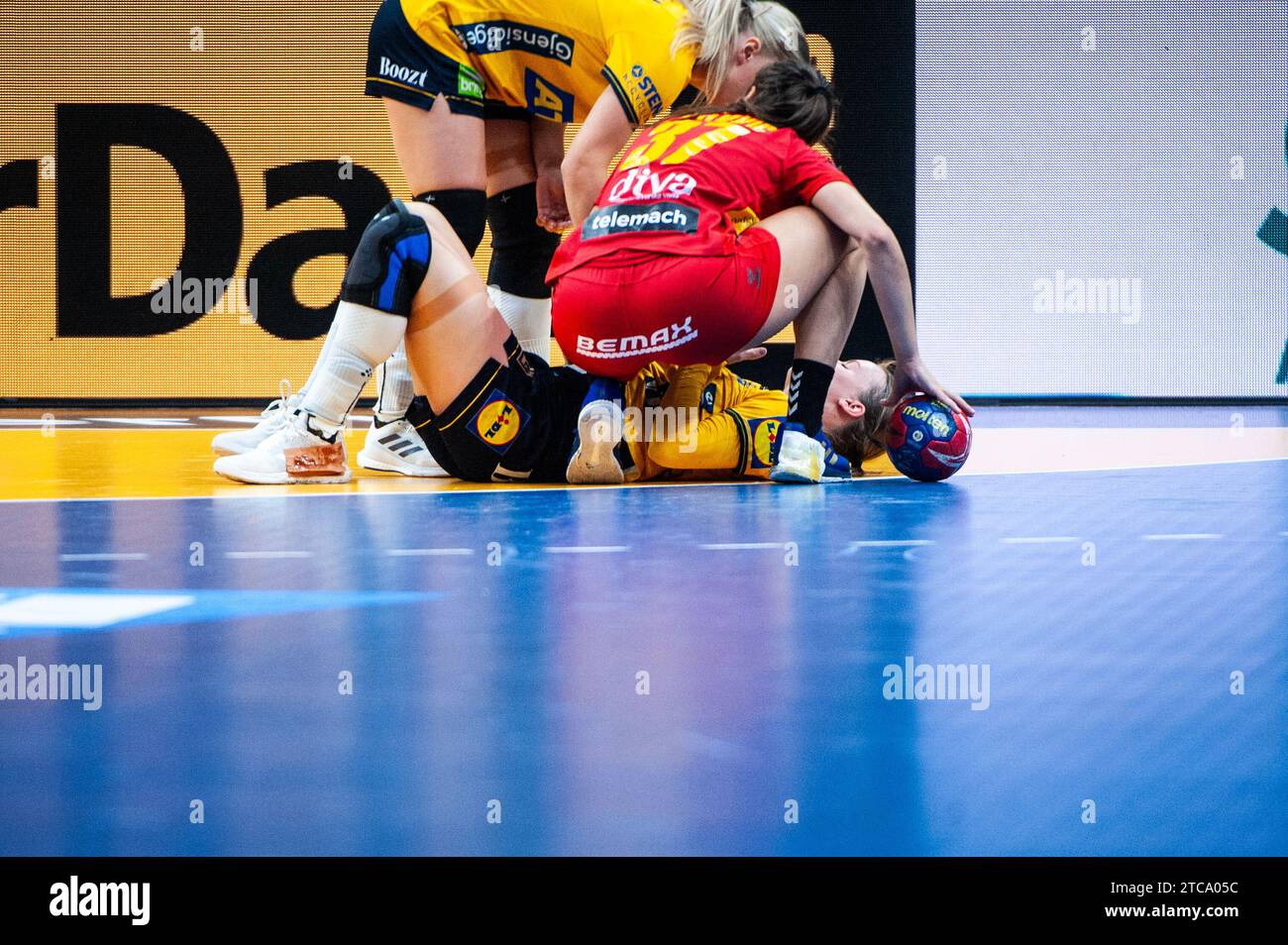 Göteborg, Schweden. Dezember 2023. Elin Hansson aus Schweden in Pain während des Spiels der IHF Frauen Handball-Weltmeisterschaft 2023 zwischen Montenegro und Schweden am 11. Dezember 2023. Quelle: PS Photo / Alamy Live News Stockfoto