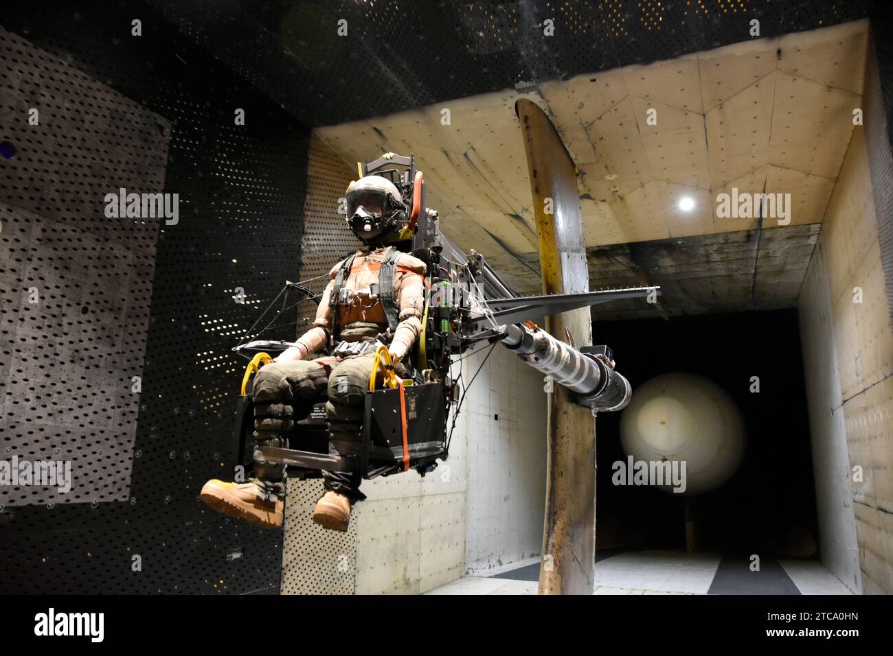 Eine Variation des ACES V-Auswurfsitzes ist in einem der Windtunnel auf der Arnold Air Force Base, Tenn., 5. September 2023 gezeigt. Kürzlich wurde in Arnold erstmals seit 1997 ein Test der Auswurfsitze durchgeführt. Zuletzt wurden drei Varianten des ACES V-Sitzes getestet. (Foto der U.S. Air Force von Bradley Hicks) Stockfoto