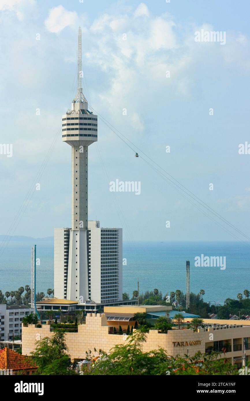 Pattaya, Thailand - 21. Februar 2009: Der Pattaya Park Tower ist der erste höchste Turm und Drehrestaurant Thailands. Es hat einen Beobachter Stockfoto