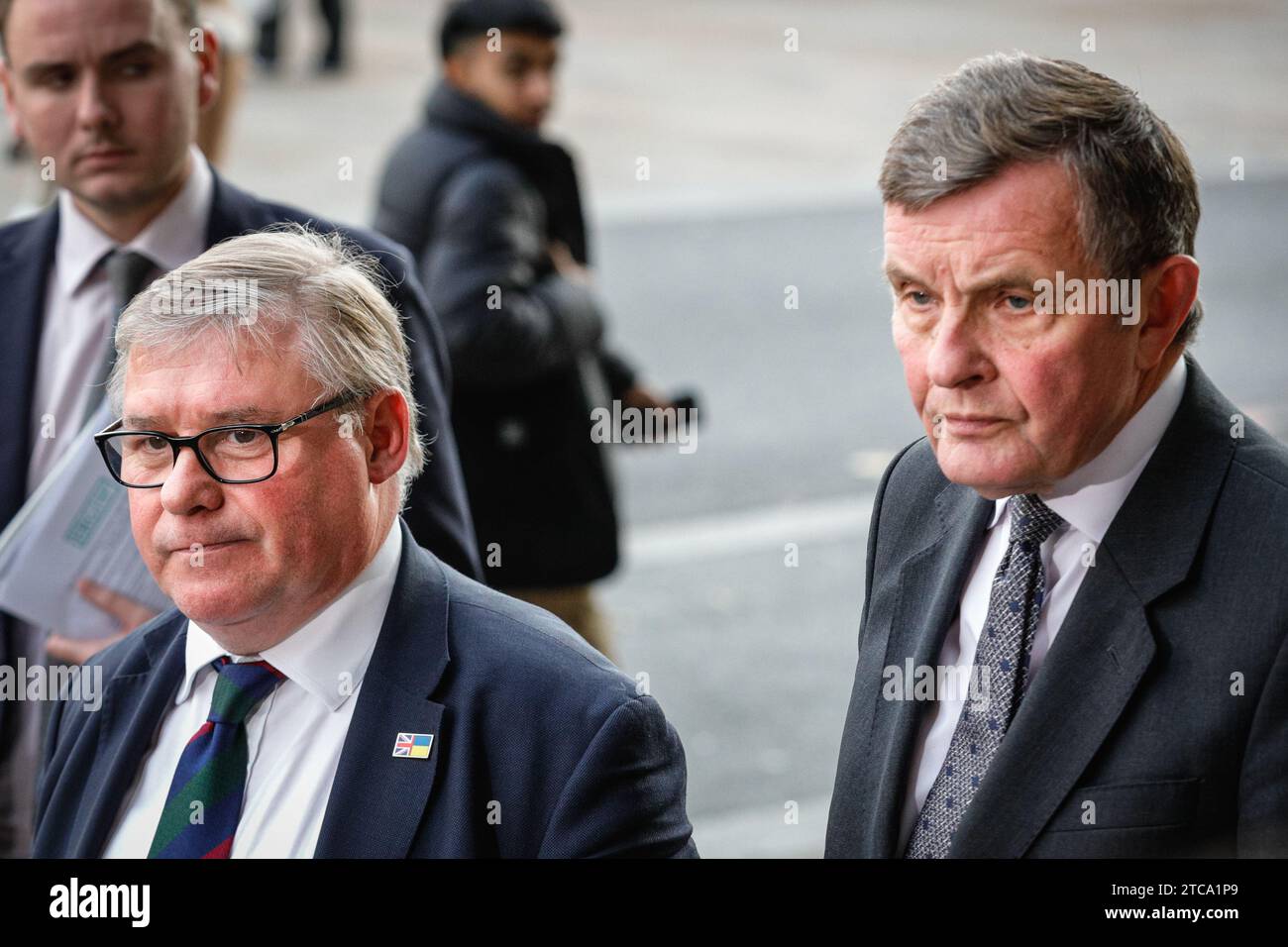 London, Großbritannien. Dezember 2023. Mark Francois, Vorsitzender der Europäischen Forschungsgruppe (ERG), und der stellvertretende Vorsitzende David Jones informieren die Presse vor dem Haus von Portcullis über das heutige Treffen der so genannten "fünf Familien" rechtsextremer Gruppen der Konservativen Partei (die etwa 100 Abgeordnete vertreten) bezüglich ihrer Entscheidungen über die bevorstehende Abstimmung über das Ruanda-Gesetz morgen. Die Sitzung der Gruppe wird voraussichtlich bis heute Abend fortgesetzt. Quelle: Imageplotter/Alamy Live News Stockfoto