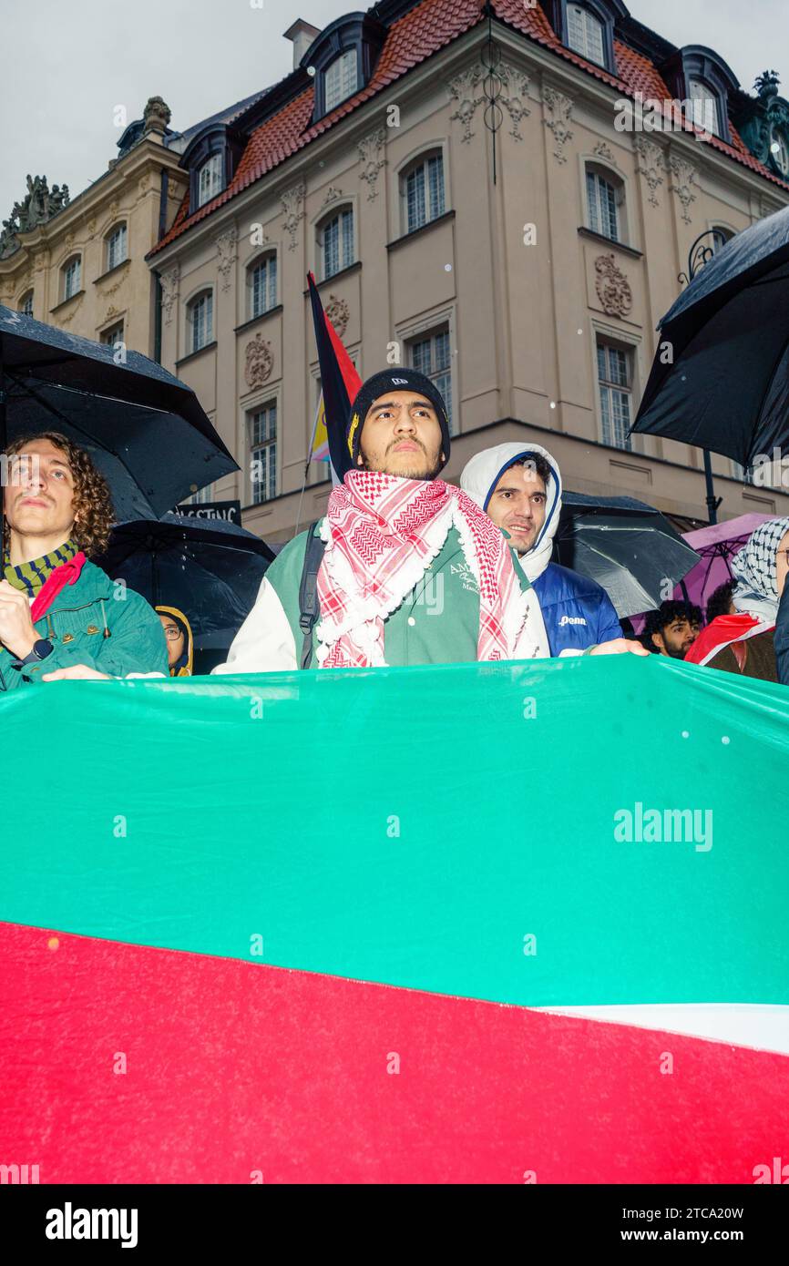 Anti-Israel-Demonstration in Warschau, die Teilnehmer haben pro-palästinensische Symbole. Flagge von Palästina. Protest zur Verteidigung der Gaza-Zone, gegen Israel. Während des Treffens erklärten die Organisatoren wiederholt durch das Mikrofon, dass die Hamas keine Terrororganisation, sondern eine demokratisch gewählte Autorität sei, und es wurde verweigert, dass die Hamas Israel angegriffen habe. Die Kundgebung versammelte etwa 200 Menschen. Warschau Polen Copyright: XMikolajxJaneczekx Credit: Imago/Alamy Live News Stockfoto