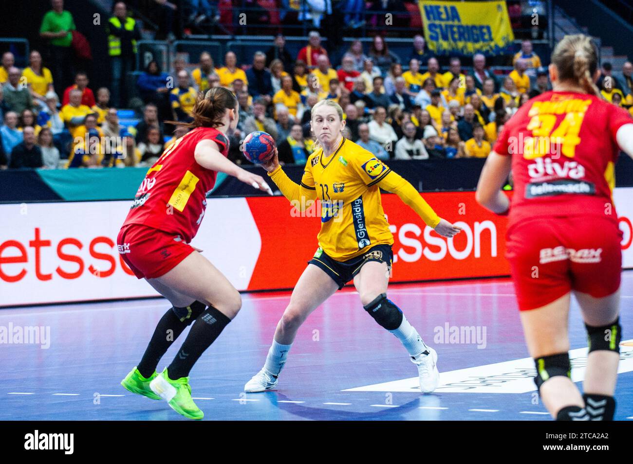 Göteborg, Schweden. Dezember 2023. Emma Lindqvist aus Schweden während des Spiels der IHF Frauen-Handball-Weltmeisterschaft 2023 zwischen Montenegro und Schweden am 11. Dezember 2023. Quelle: PS Photo / Alamy Live News Stockfoto