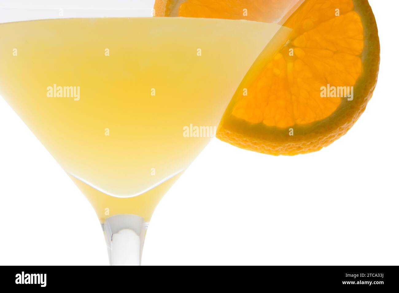 Fuzzy Navel-Mischgetränk mit Orangenscheibe garnieren auf weißem Hintergrund Stockfoto