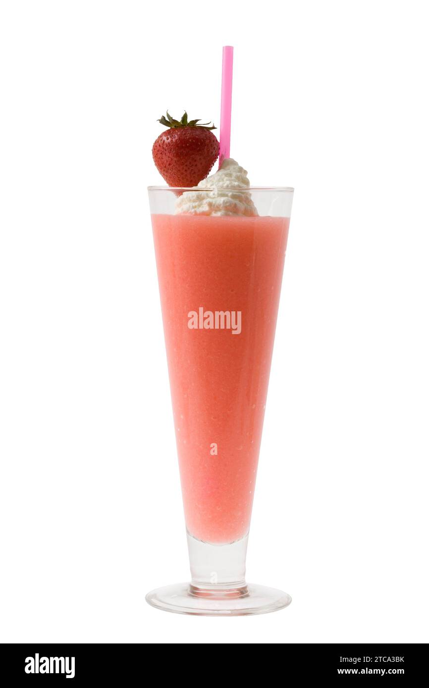 Strawberry Daiquiri mit Garnierung auf weißem Hintergrund Stockfoto