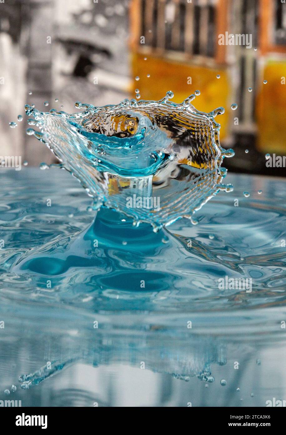 Spritzkrone mit Wasser, die nach einem Fallzusammenstoß entsteht Stockfoto