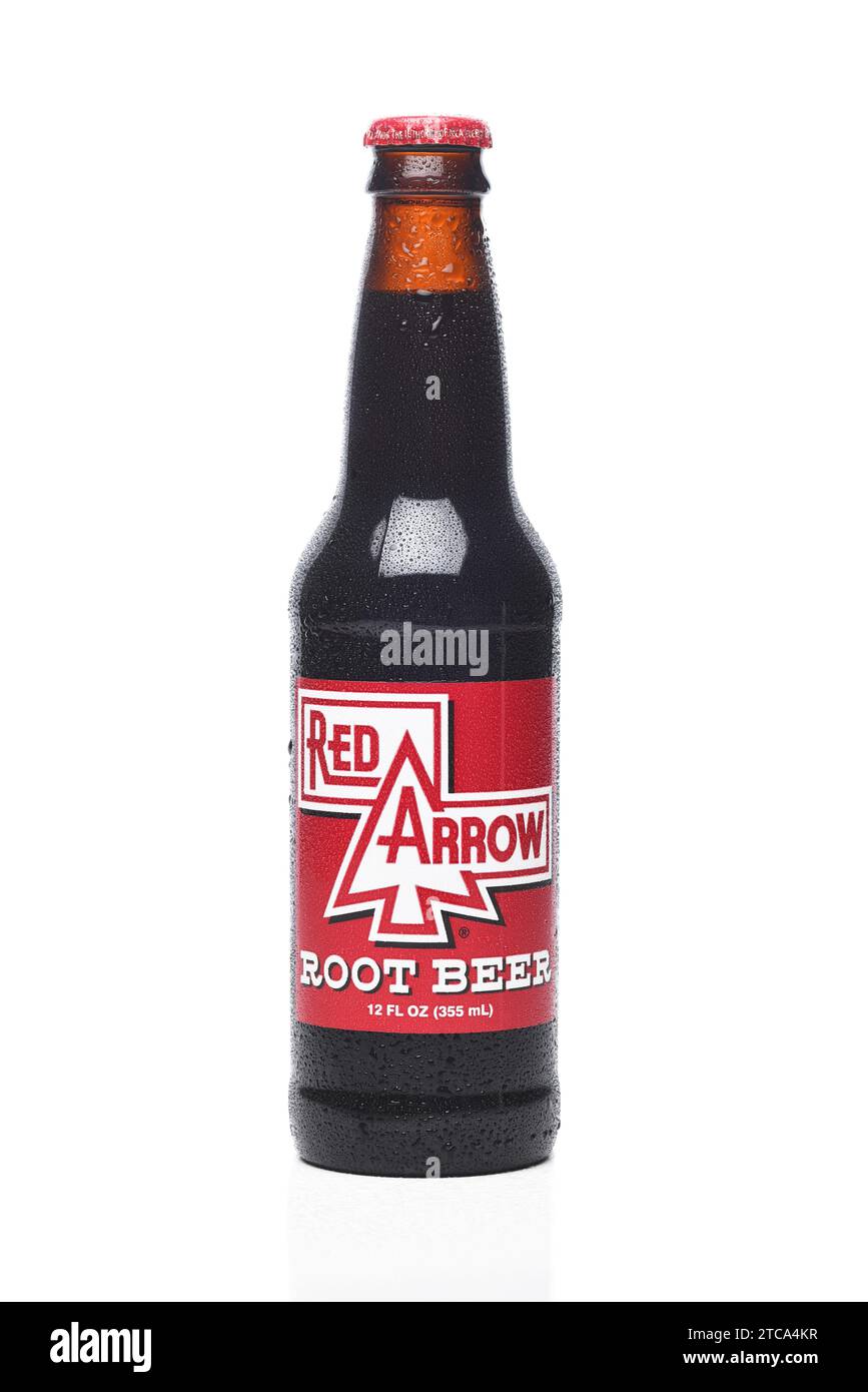 IRVINE, KALIFORNIEN - 11. Dezember 2023: Eine Flasche Red Arrow Root Beer mit Kondensation. Stockfoto