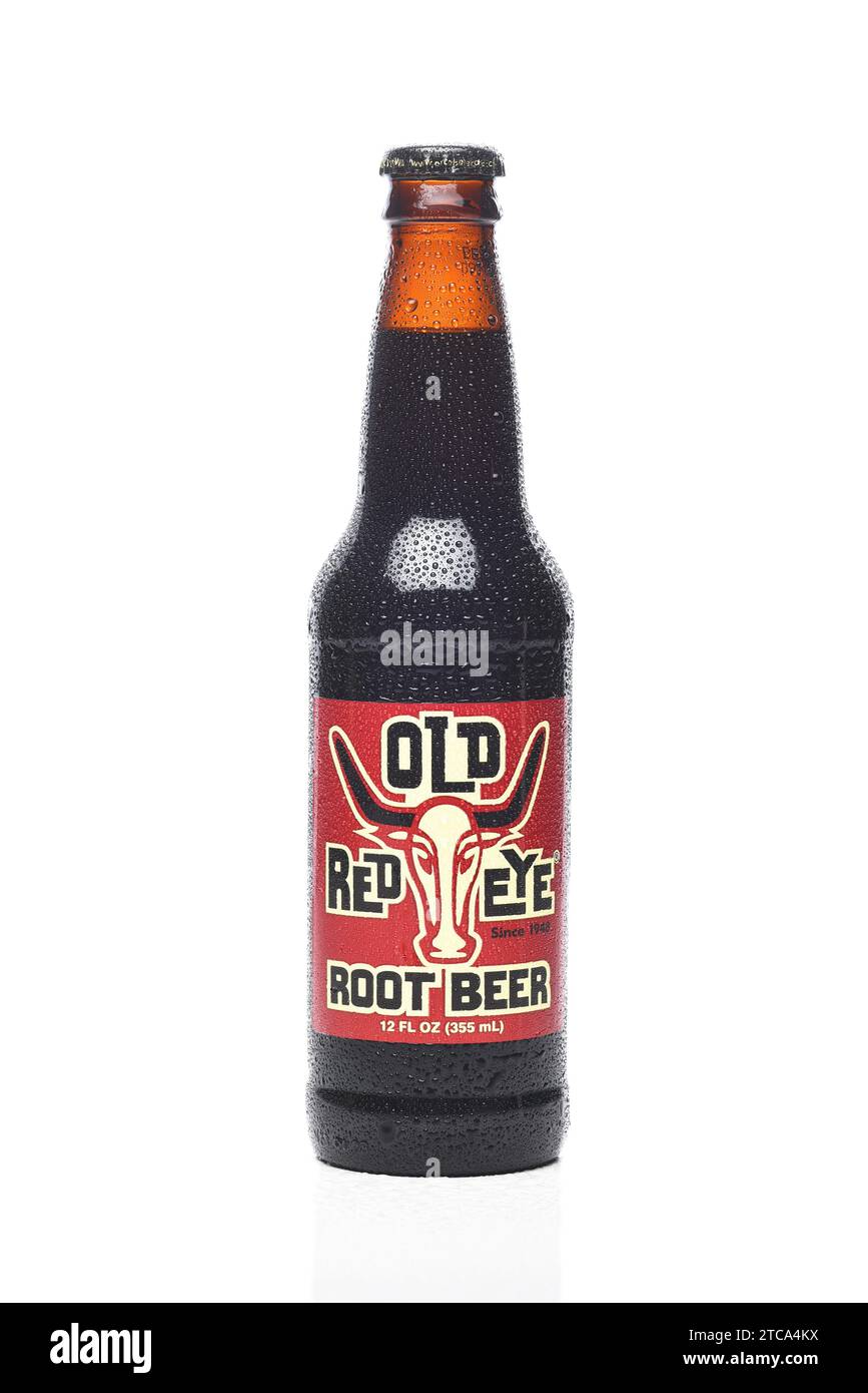 IRVINE, KALIFORNIEN - 11. Dezember 2023: Eine Flasche Old Red Eye Root Beer mit Kondensation. Stockfoto