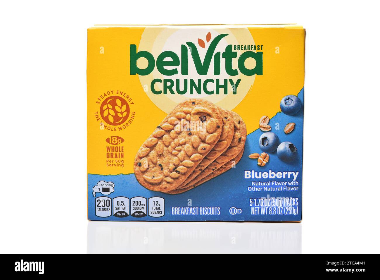 IRVINE, KALIFORNIEN - 11. Dezember 2023: Eine Schachtel belVita Crunchy Breakfast Biscuits Blueberry Flavor. Stockfoto