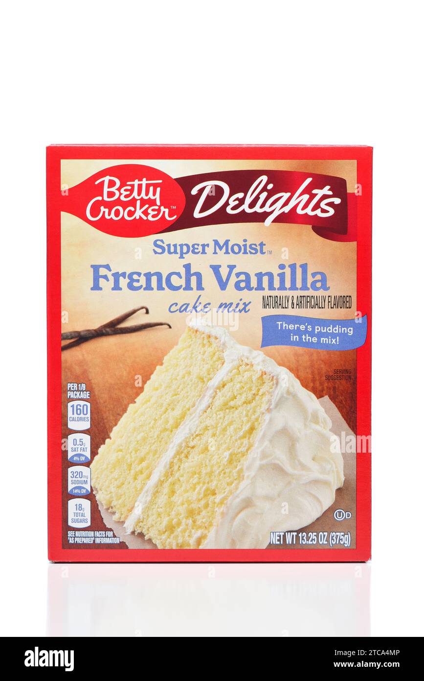 IRVINE, KALIFORNIEN - 11. Dezember 2023: Eine Schachtel Betty Crocker Delights Super Moist French Vanilla Cake Mix. Stockfoto