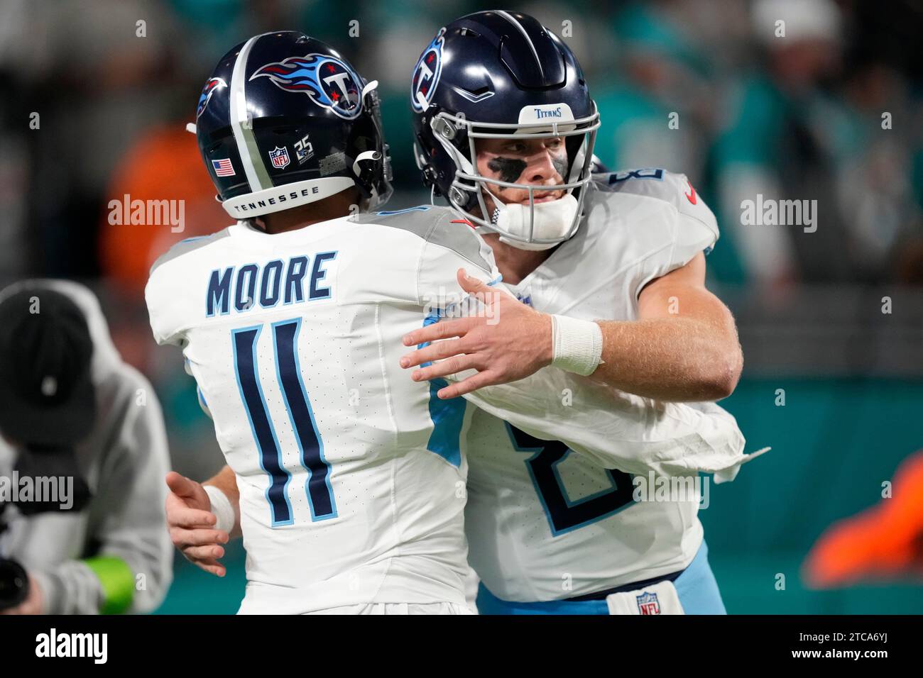 Tennessee Titans quarterback Will Levis (8) hugs wide receiver Chris Moore (11) before an NFL football game against the Miami Dolphins, Monday, Dec. 11, 2023, in Miami, Fla. (AP Photo/Rebecca Blackwell) Stockfoto