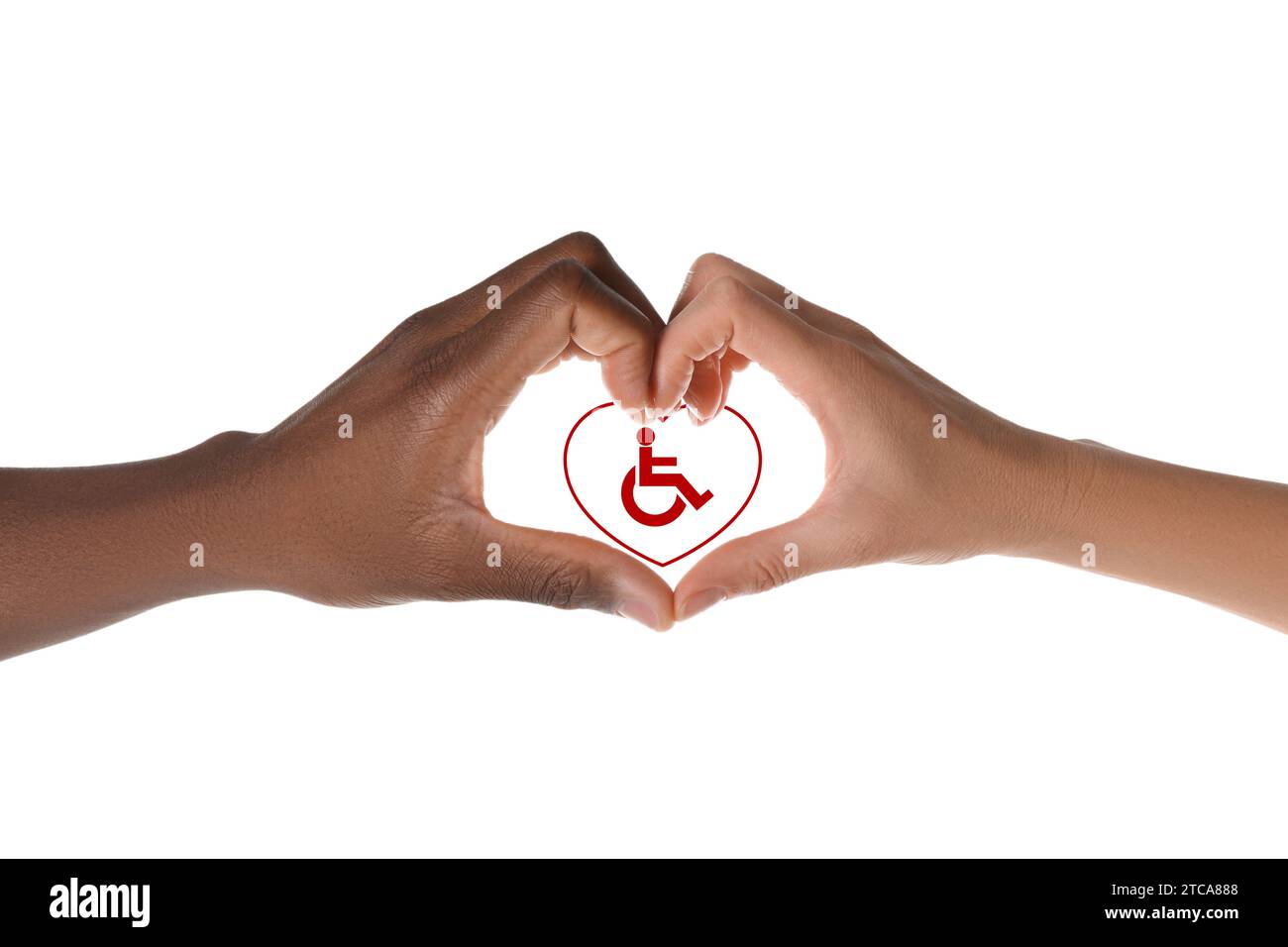 Inklusionskonzept. Mann und Frau machen Herz mit Händen gegen internationales Symbol des Zugangs auf weißem Hintergrund, Nahaufnahme Stockfoto