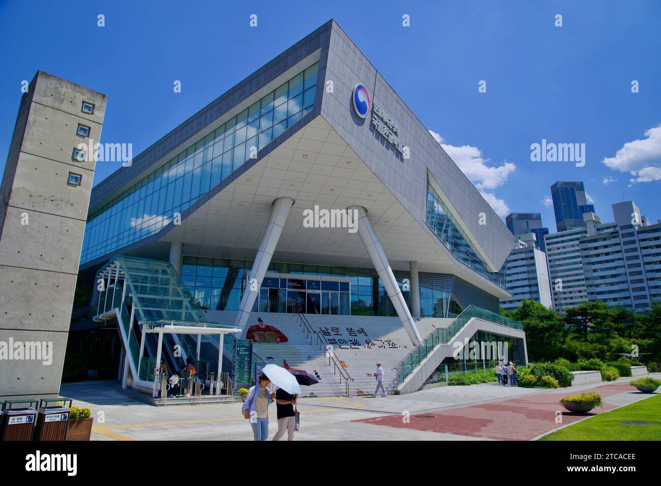 Das National Hangeul Museum in der Nähe des Nationalmuseums von Korea verfügt über ein eckiges Dach, das von Säulen gestützt wird und moderne Architektur zeigt Stockfoto