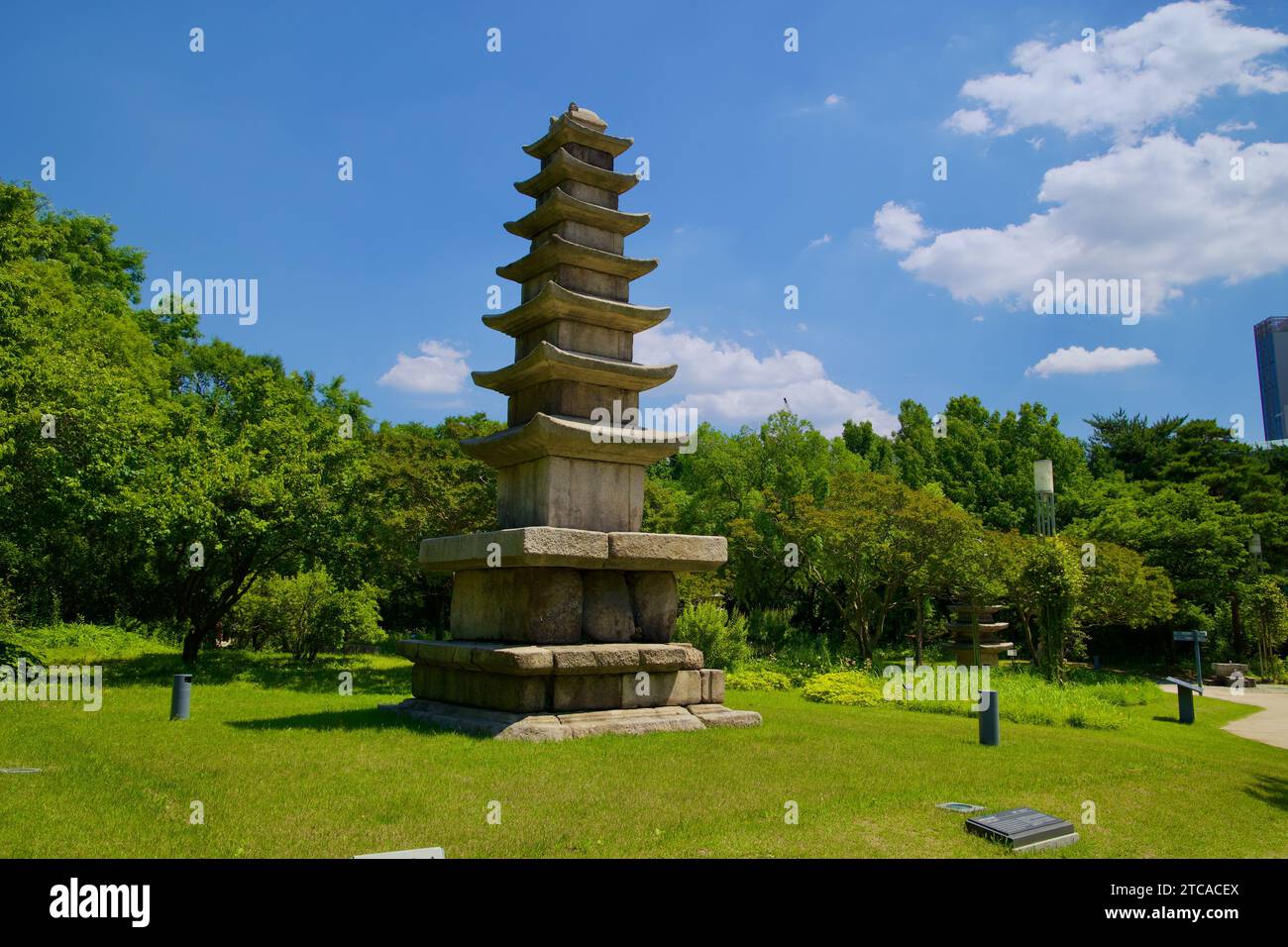 Diese antike Pagode, die sorgfältig im Nationalmuseum von Korea Park verlegt und aufbewahrt wurde, ist ein Beweis für Koreas Engagement für den Erhalt Stockfoto